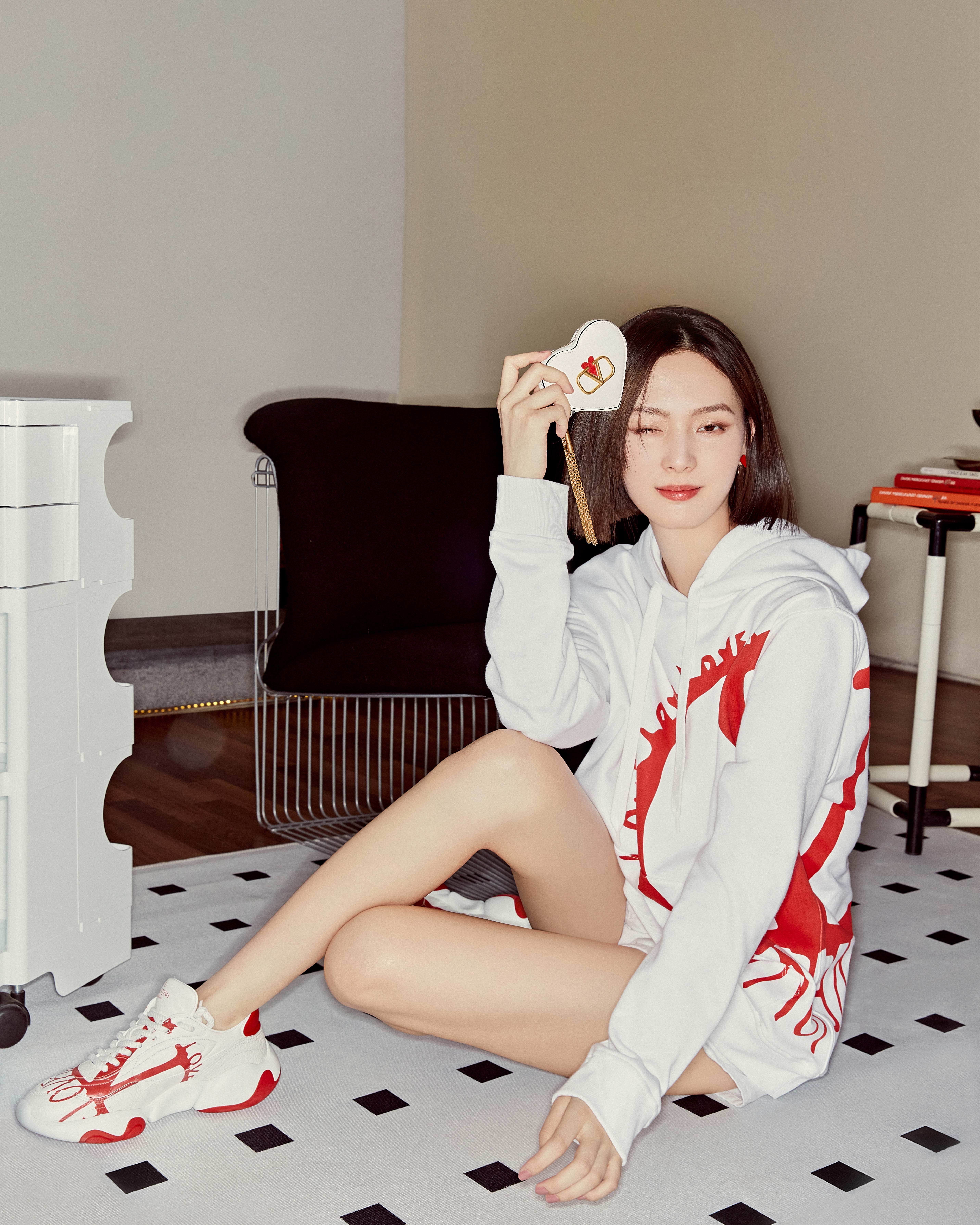 VALENTINO - VALENTINO 蝶々トップス VALENTINO 2017 rainbow tie dye butterfly embroidery tshirt