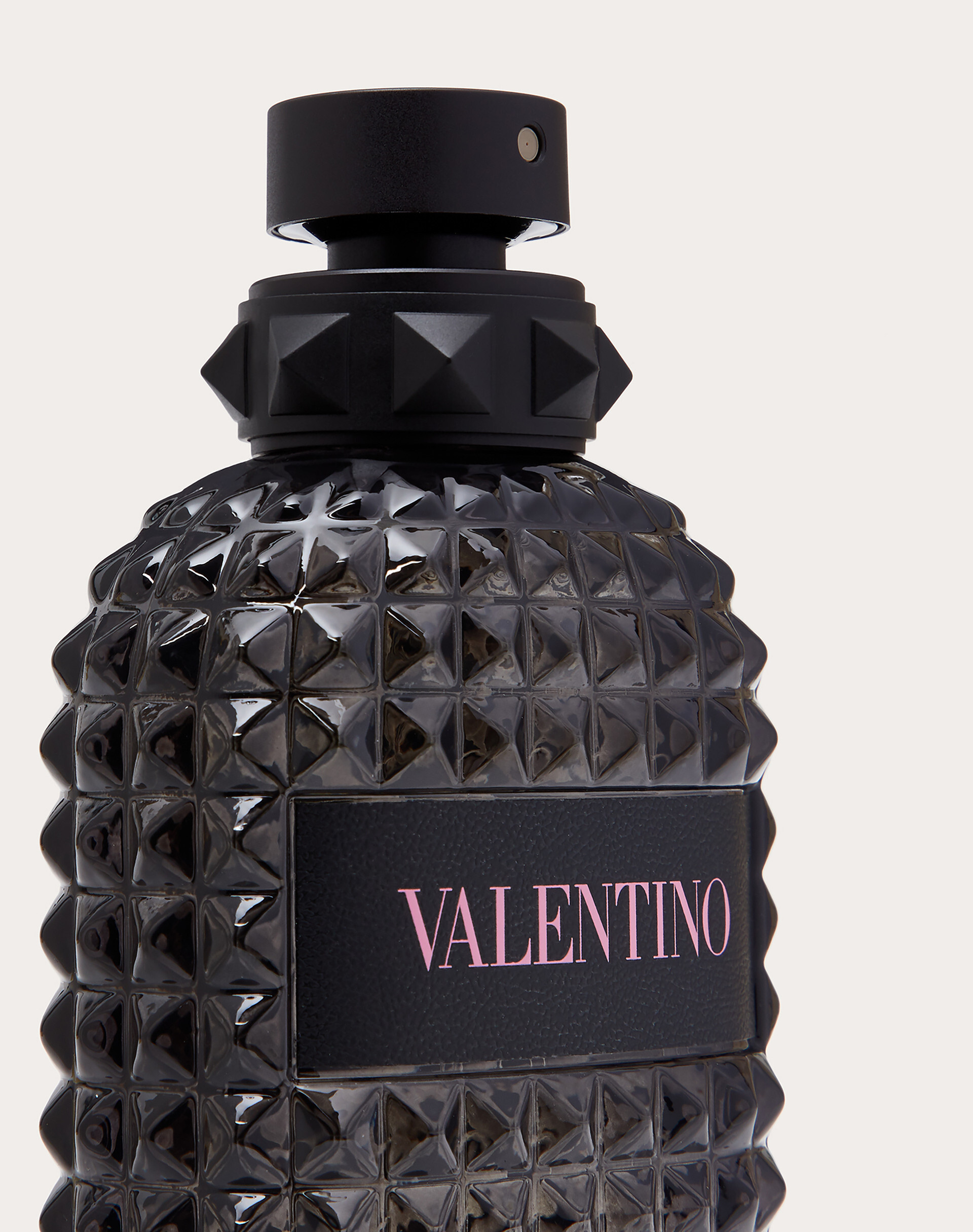 VALENTINO ブラック 香水 漆黒のボトルから放たれる香りは、あなたに大いなる自信を与えてくれる